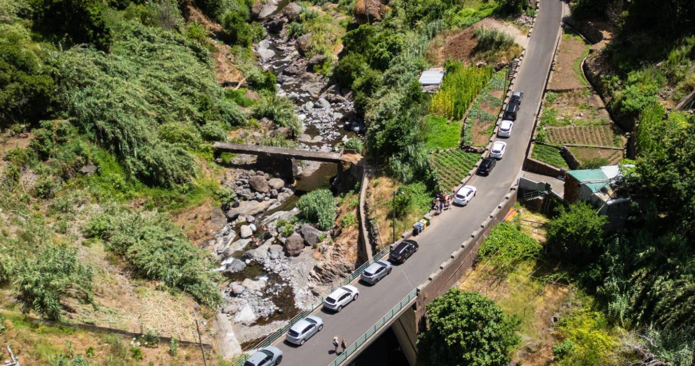 Turistas estrangeiros vivem pequeno susto com fumo no motor de viatura no Curral das Freiras