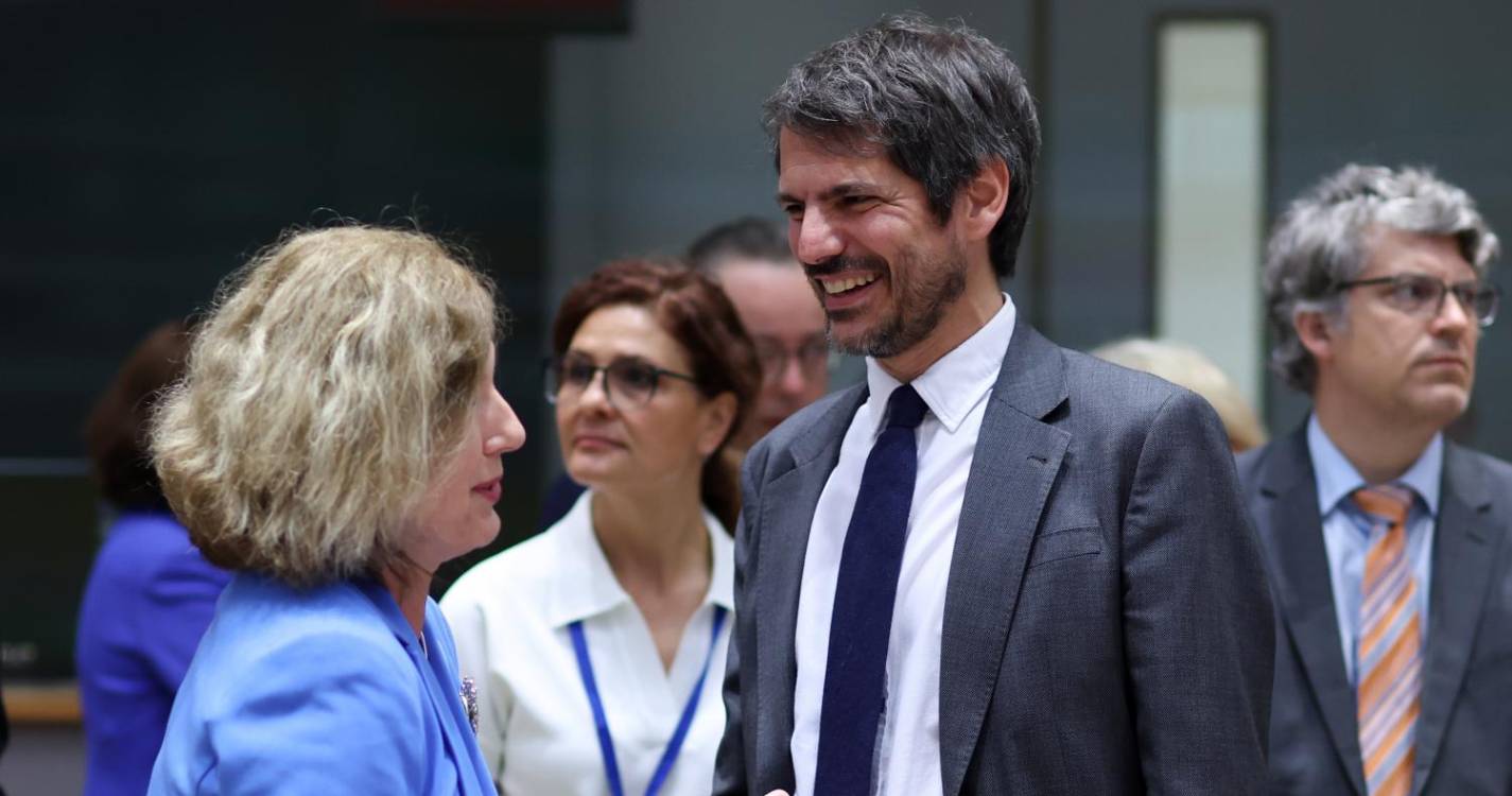 Ucrânia: UE aprova plano para pagamentos regulares até 2027 num total de 50.000 milhões de euros