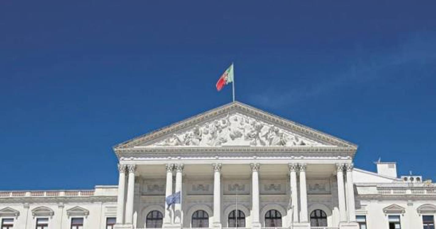 Alunos manifestam-se contra propinas junto à AR no último dia de discussão do OE