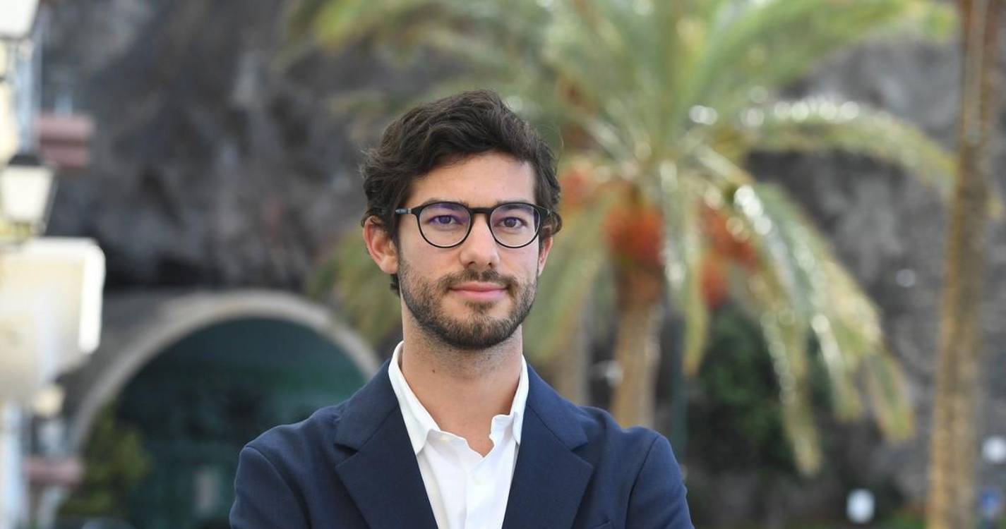 “Três anos para substituir umas telhas?”