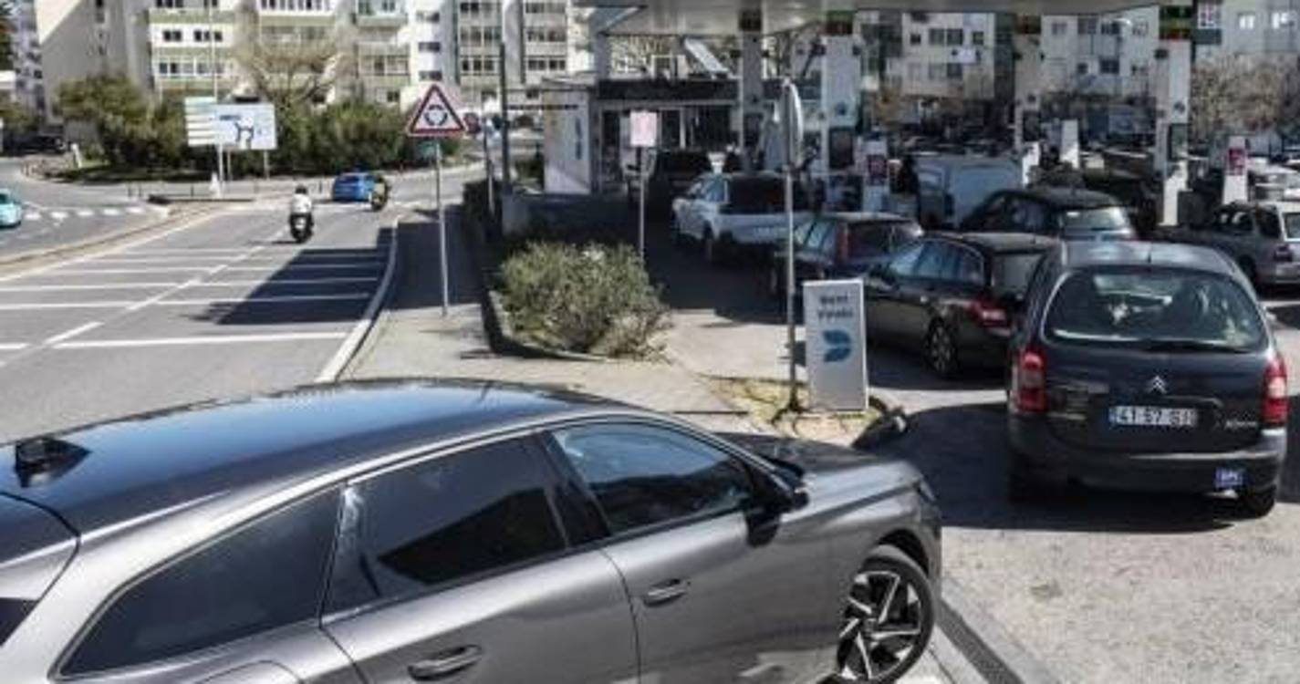 Condutores ‘ jogam’ pela antecipação e acorrem às bombas para fazer face à subida dos preços