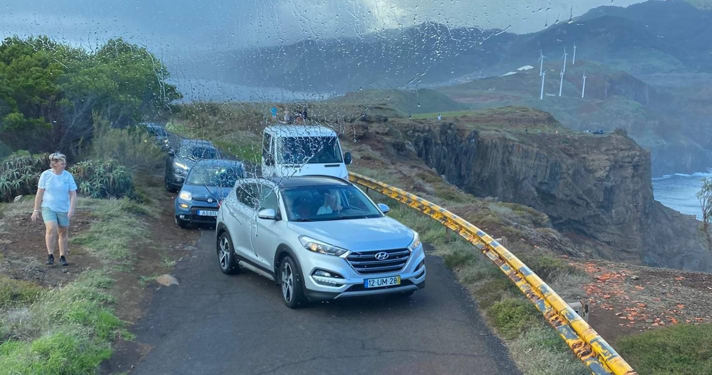 Trânsito caótico na Ponta de São Lourenço