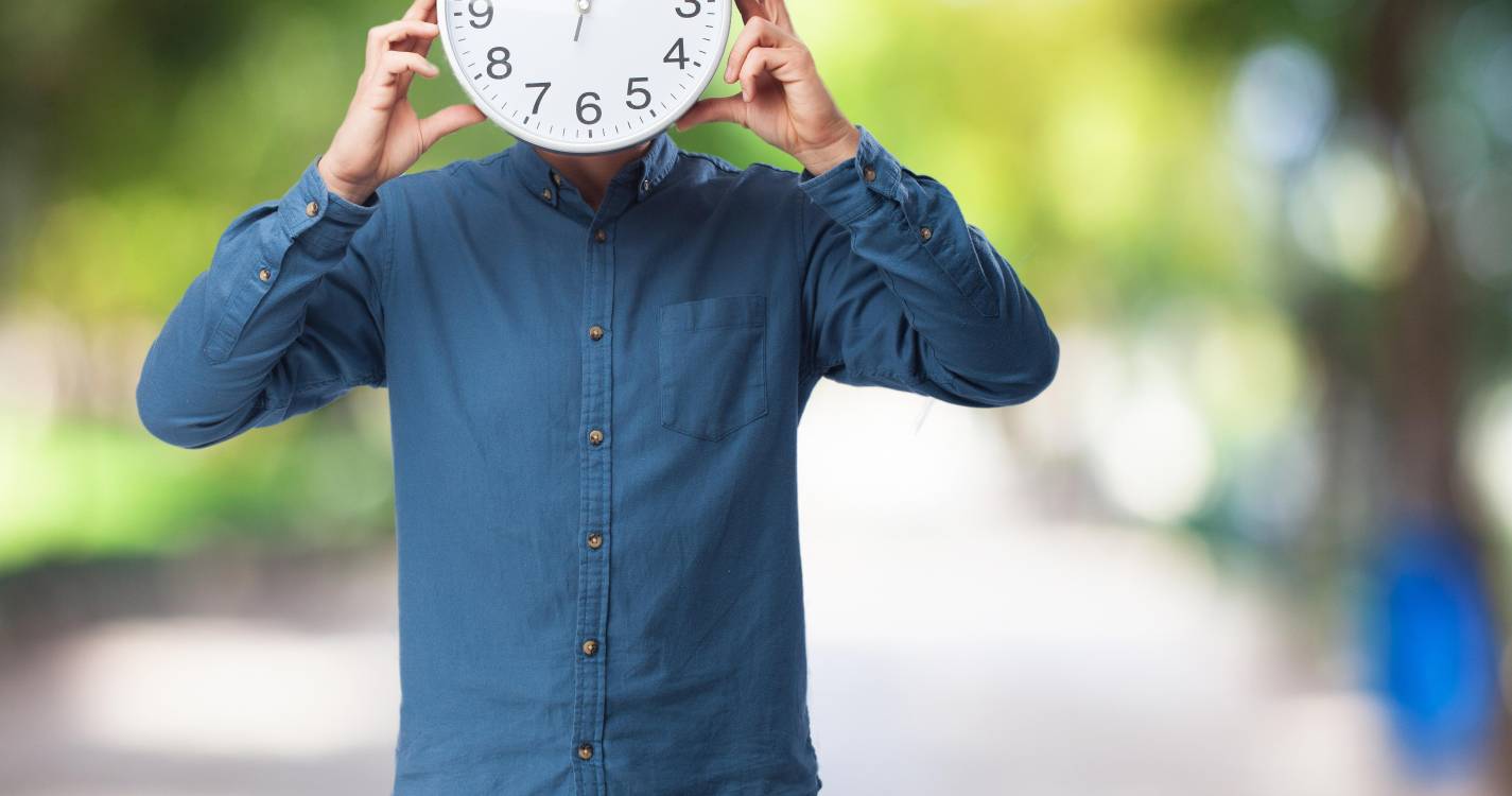 Lembrete: Quando for 1h00 o relógio avança para as 2h00