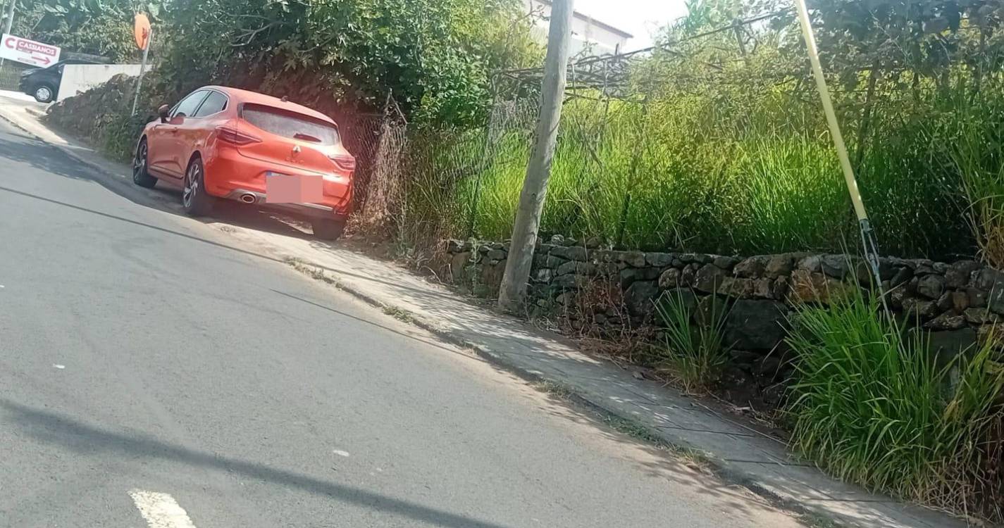 Moradores queixam-se de viatura estacionada em cima do passeio e falta de fiscalização da PSP