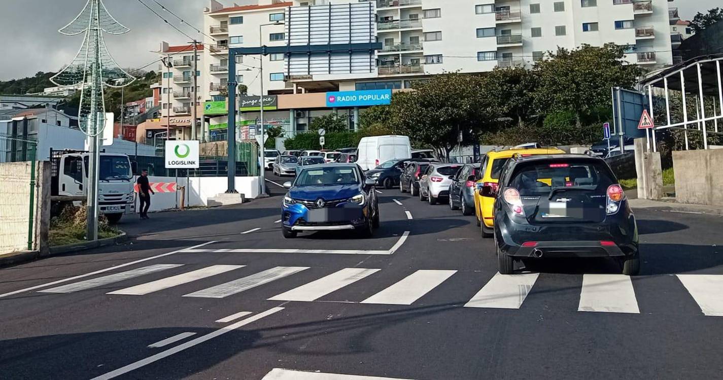 Camião avariado provoca caos no trânsito na Cancela
