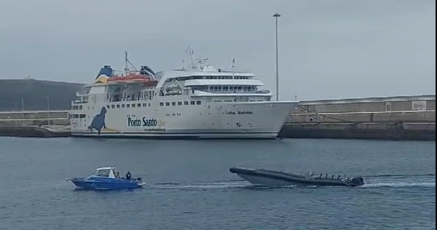 Embarcação suspeita rebocada para o Porto Santo (com vídeo)
