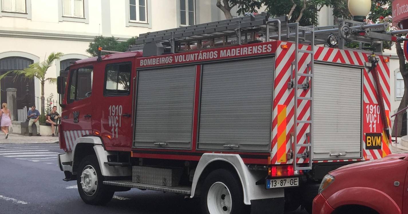 Incêndio em viatura mobiliza Bombeiros Voluntários Madeirenses