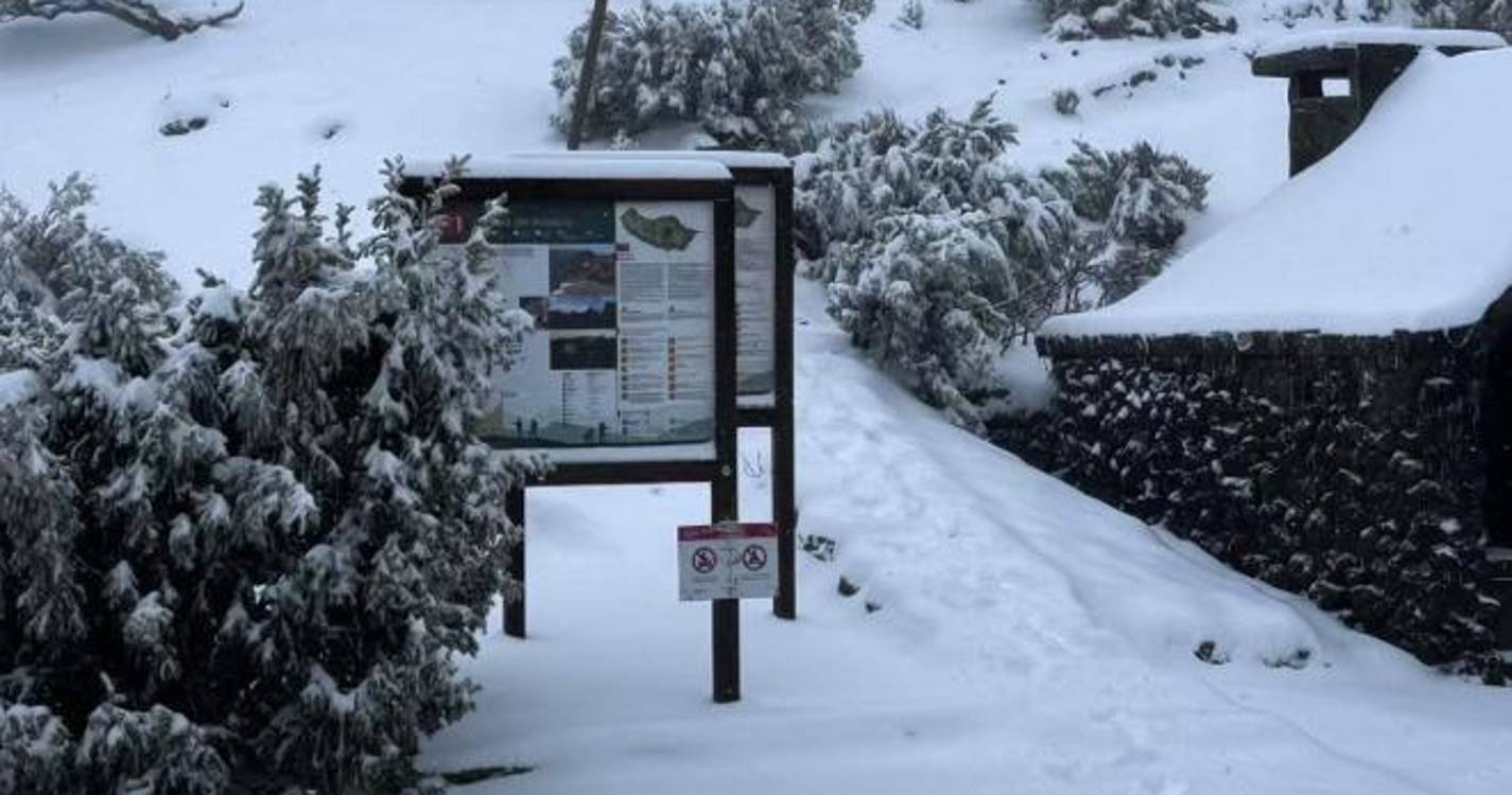 Zonas altas amanhecem cobertas de neve (com vídeo)