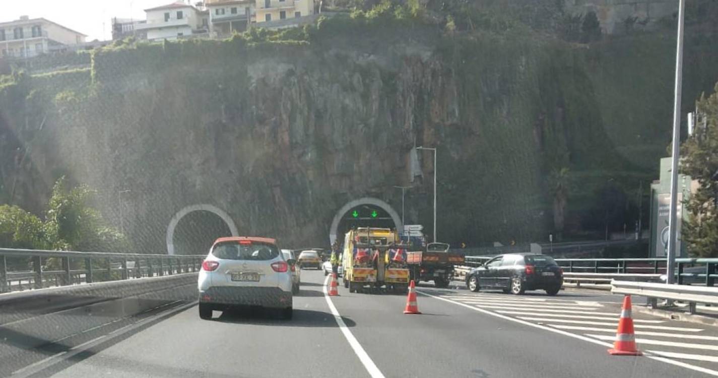 Acidente envolvendo dois carros à saída do túnel dos Viveiros