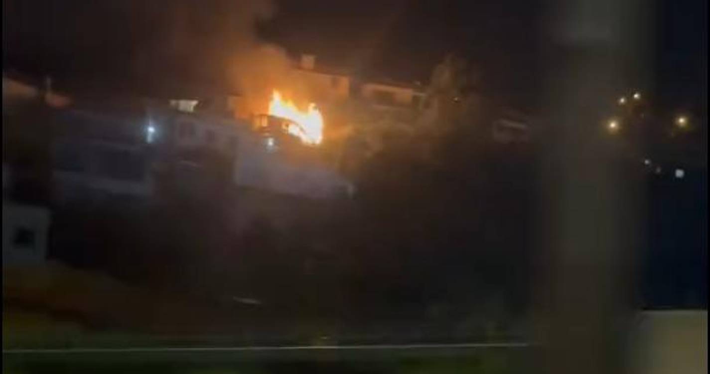 Incêndio em anexo leva bombeiros a Santo António (com vídeo)