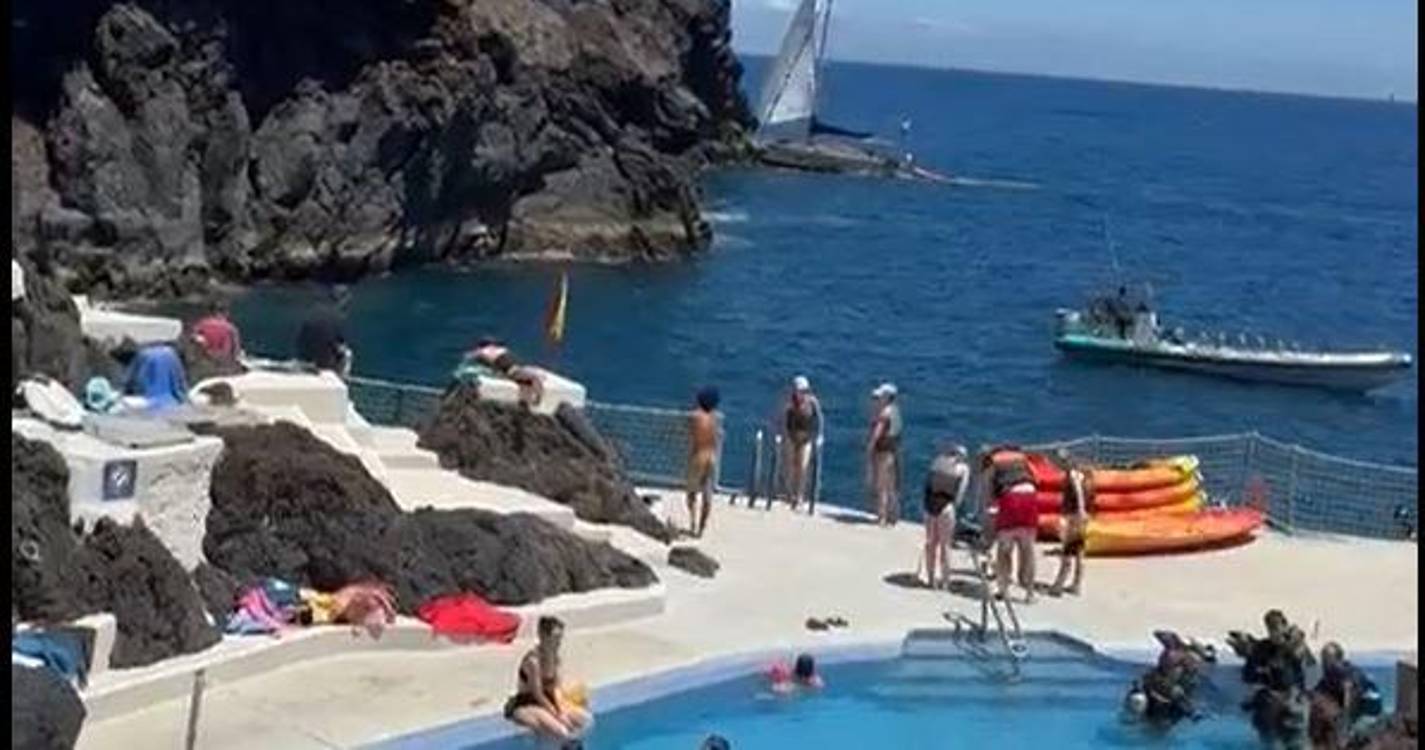 Embarcação vai contra rochas no mar do Caniço