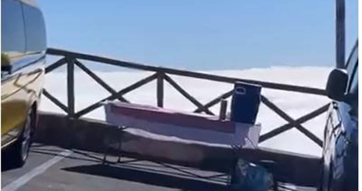 Turistas colocam mesa de piquenique em lugar de estacionamento no Pico do Areeiro