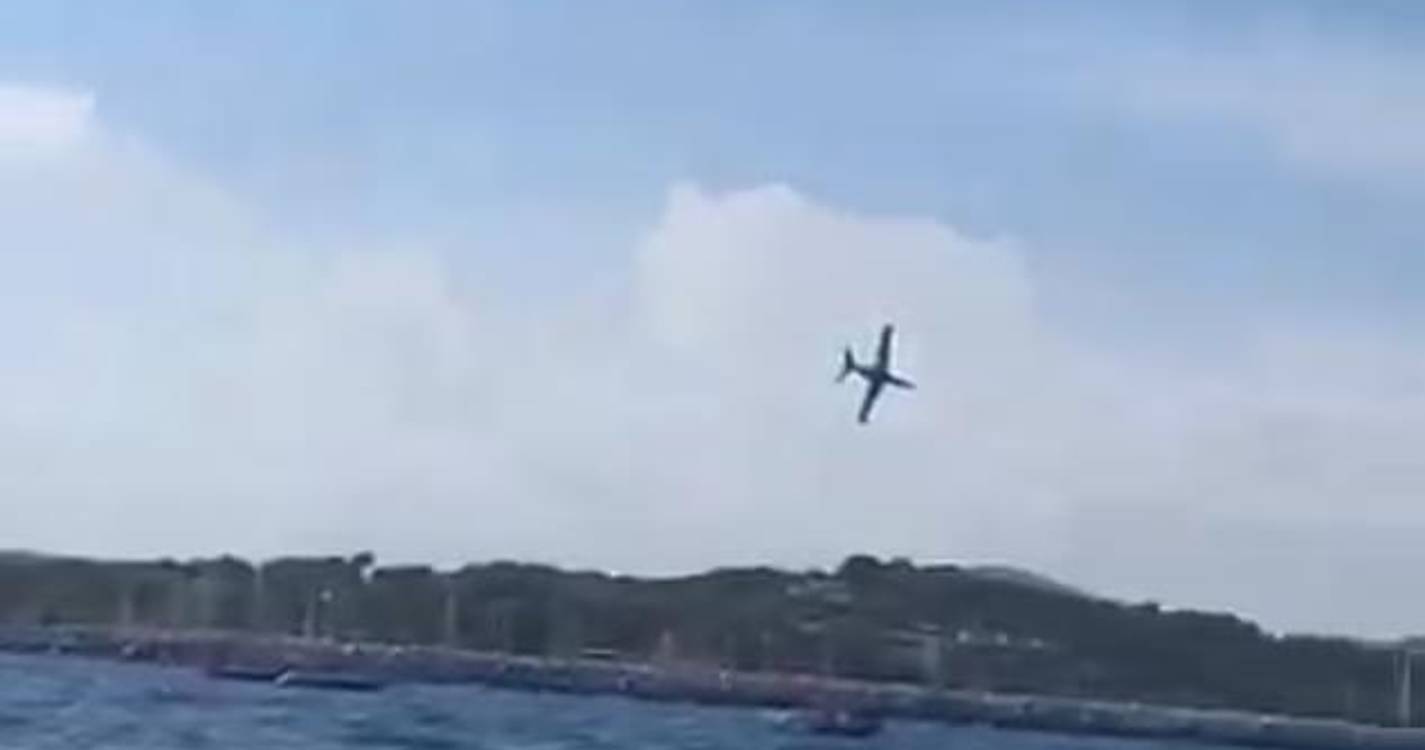 Avião cai no mar durante espetáculo aéreo em França (com vídeo)