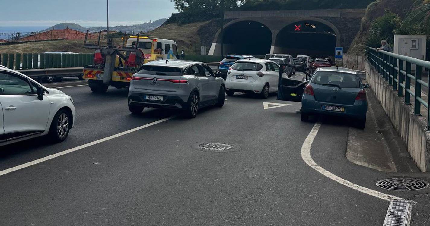 Acidente com quatro veículos corta Via Rápida entre São Gonçalo e o Funchal