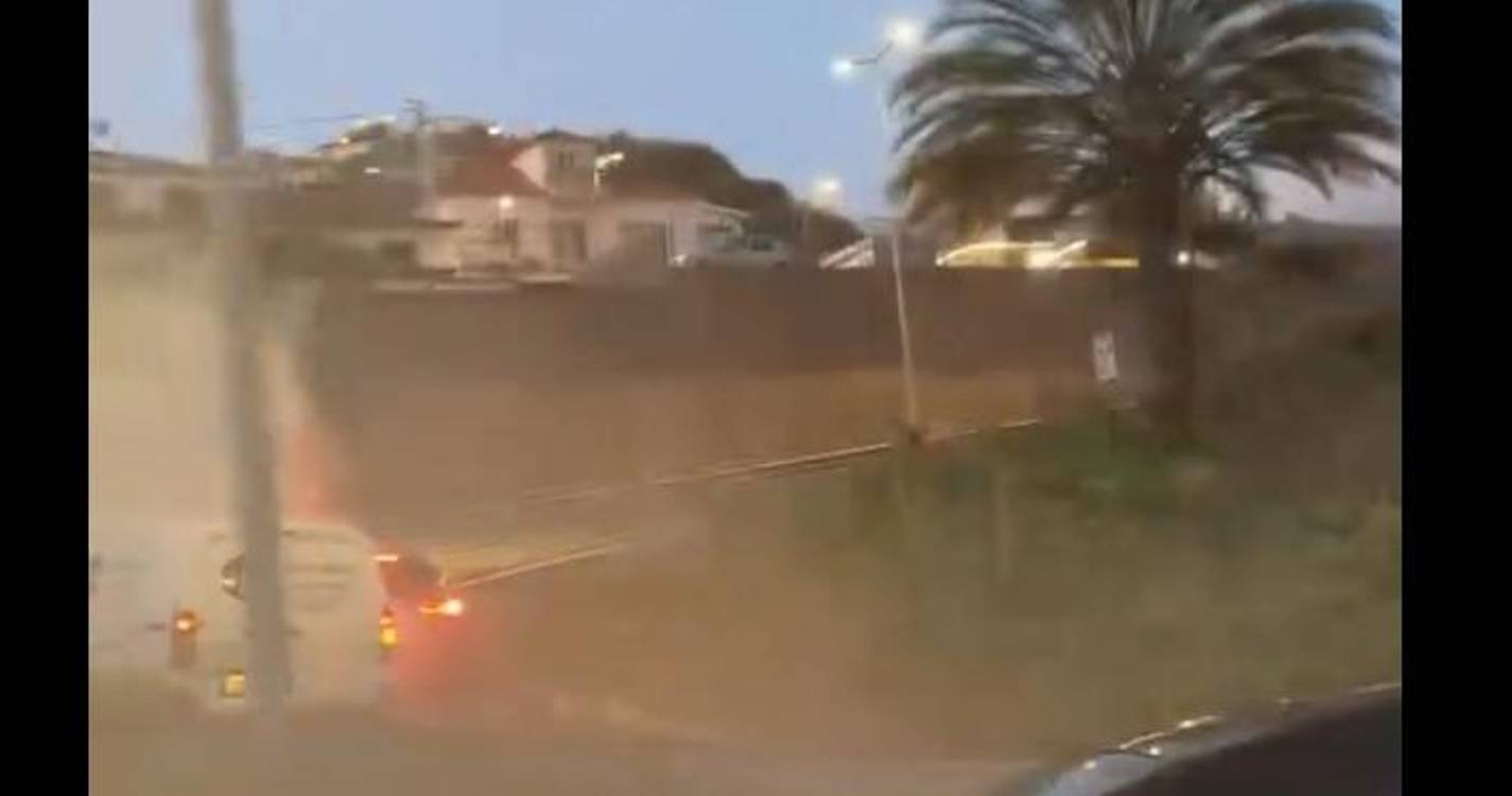 Carro provoca nuvem de fumo na via rápida na Ponte dos Socorridos (com vídeo)
