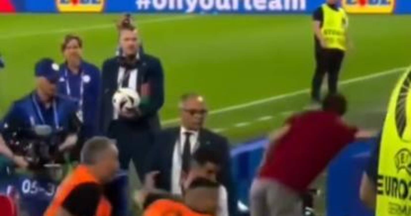 Cristiano Ronaldo quase que leva com adepto em cima da cabeça (com vídeo)