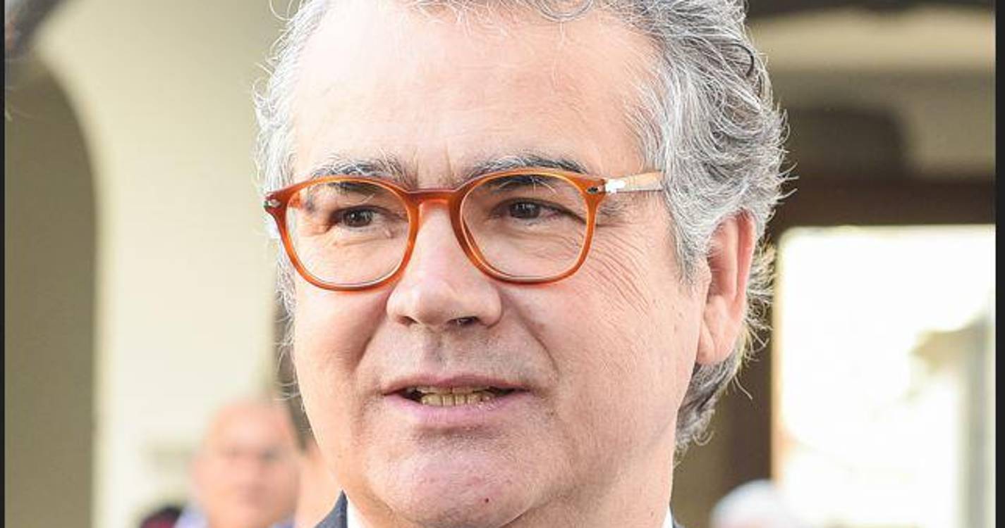 Manuel António pondera enquanto recolha de assinaturas já corre