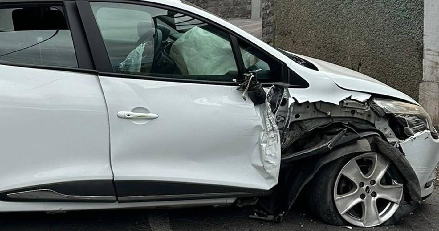 Despiste violento provoca danos em viatura no Caminho de Santo António