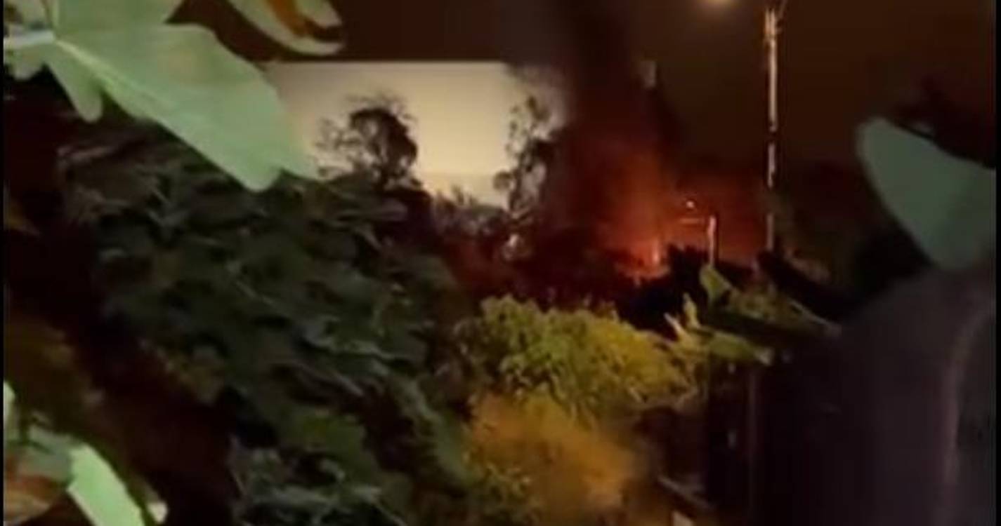 Incêndio junto ao armazém do Pingo Doce mobilizou três corporações (com vídeo)