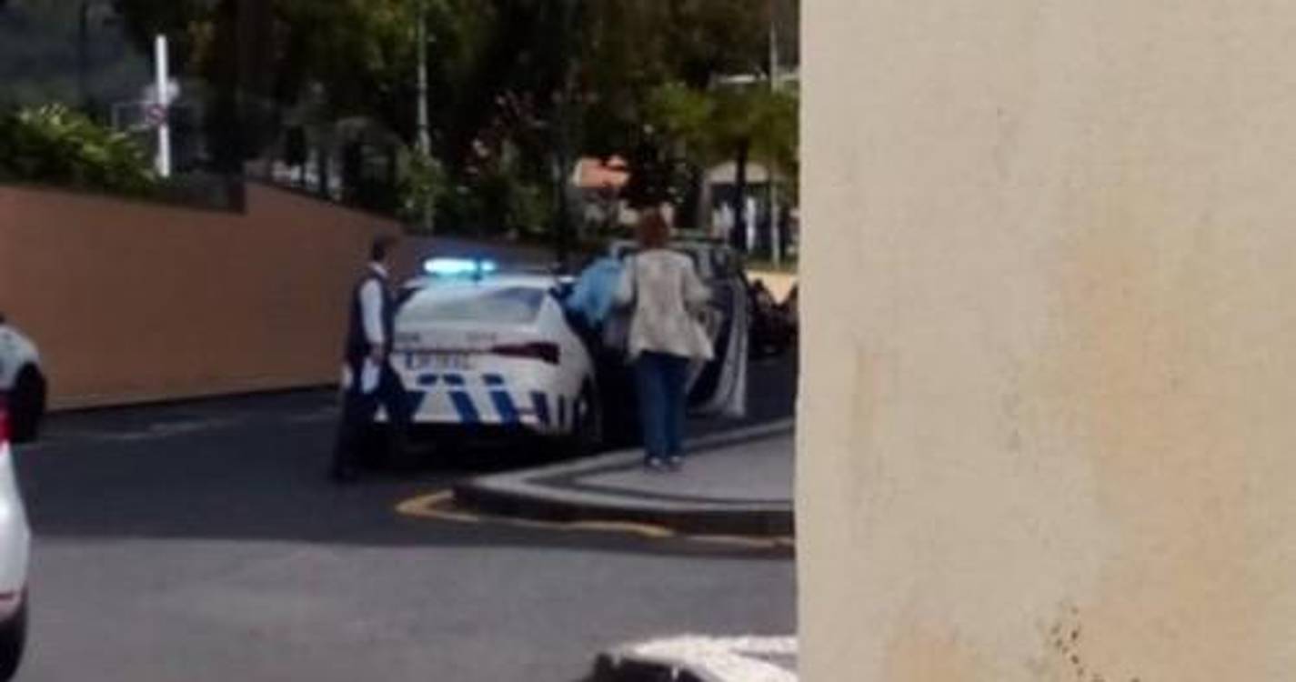 Homem detido no Funchal após ameaçar várias pessoas com faca num supermercado (com fotos)
