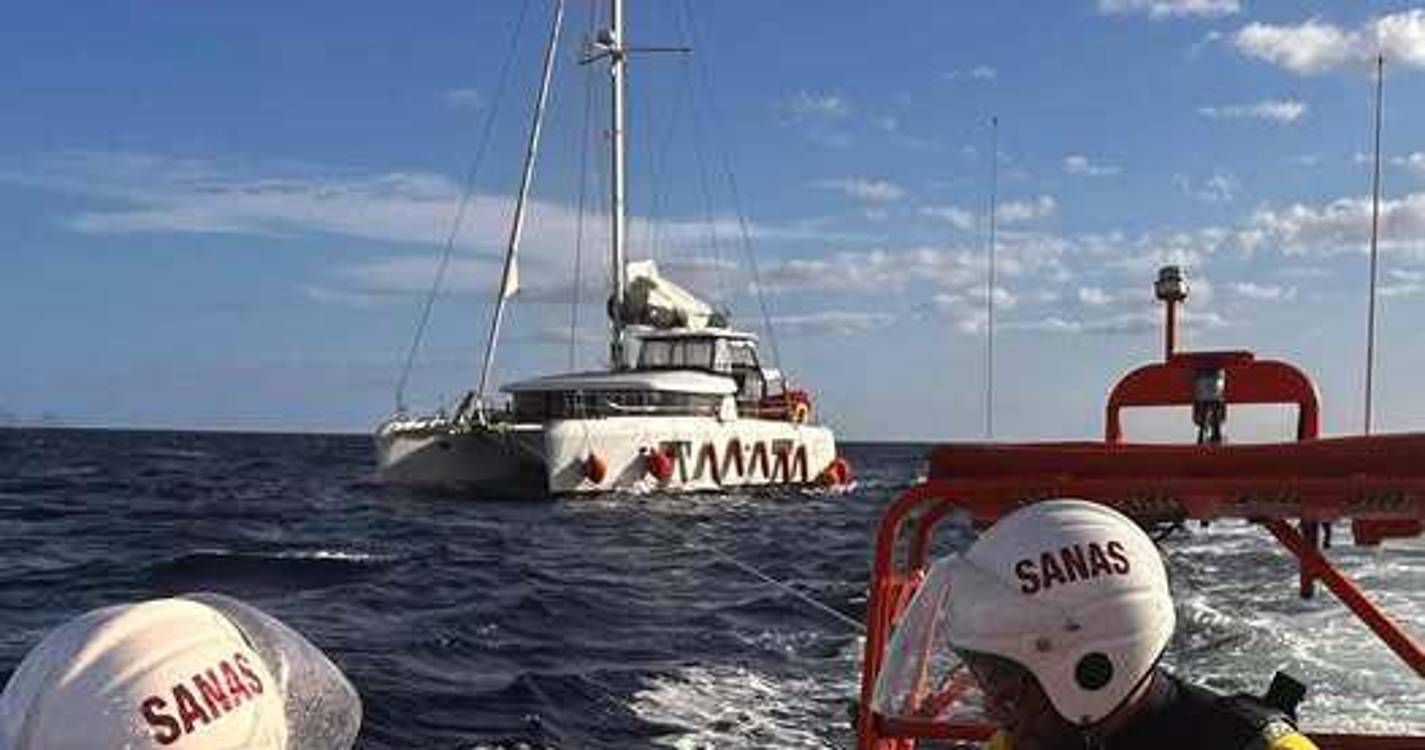 Catamarã rebocado para a Marina do Caniçal após operação de salvamento em Santa Cruz