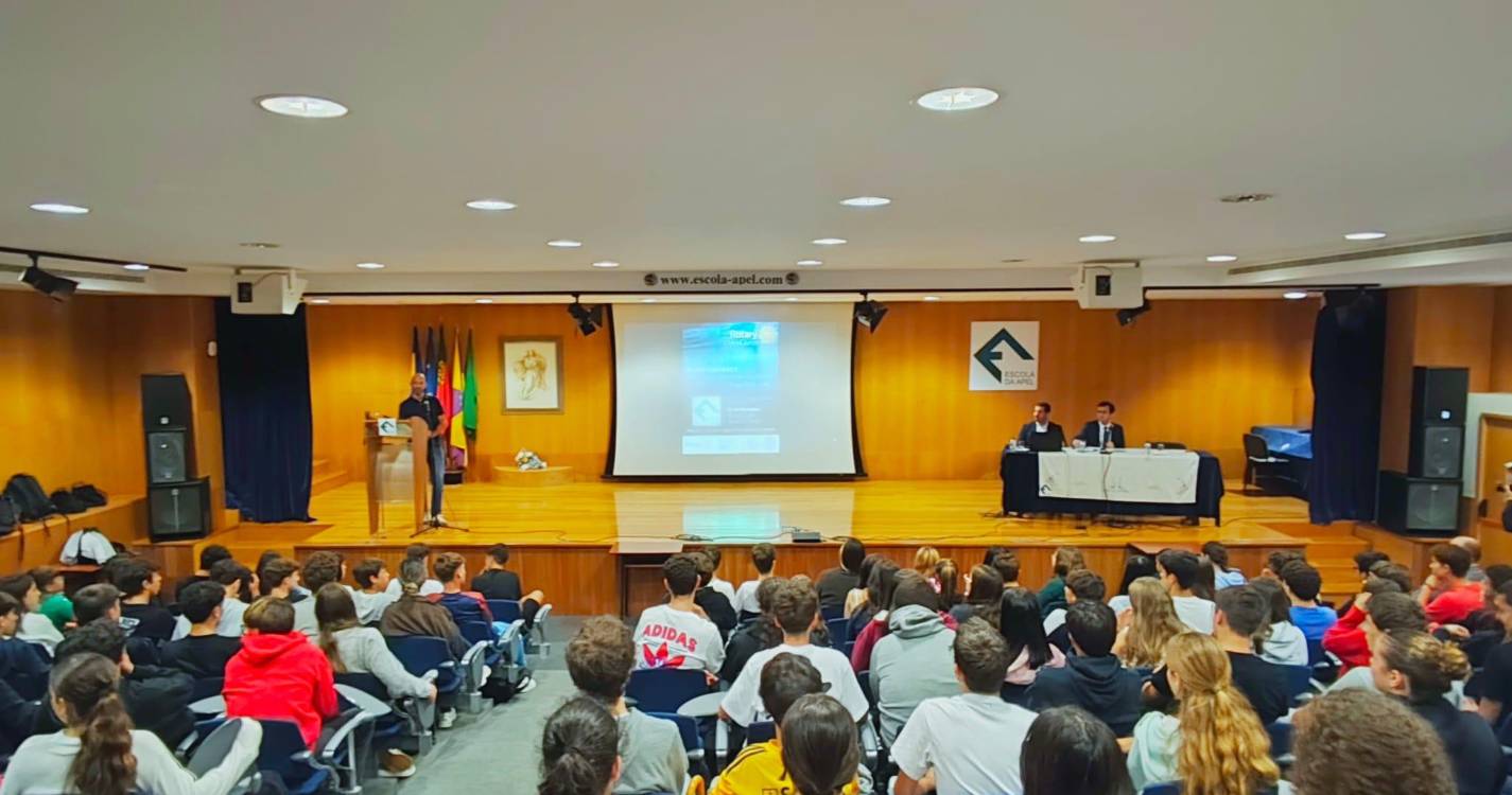 APEL recebeu palestra do Rotary Club Zarco sobre plásticos no oceano