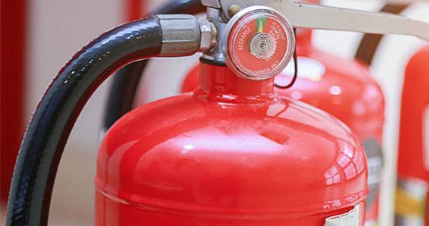 Curto-circuito num quadro elétrico fez sair bombeiros da Ribeira Brava