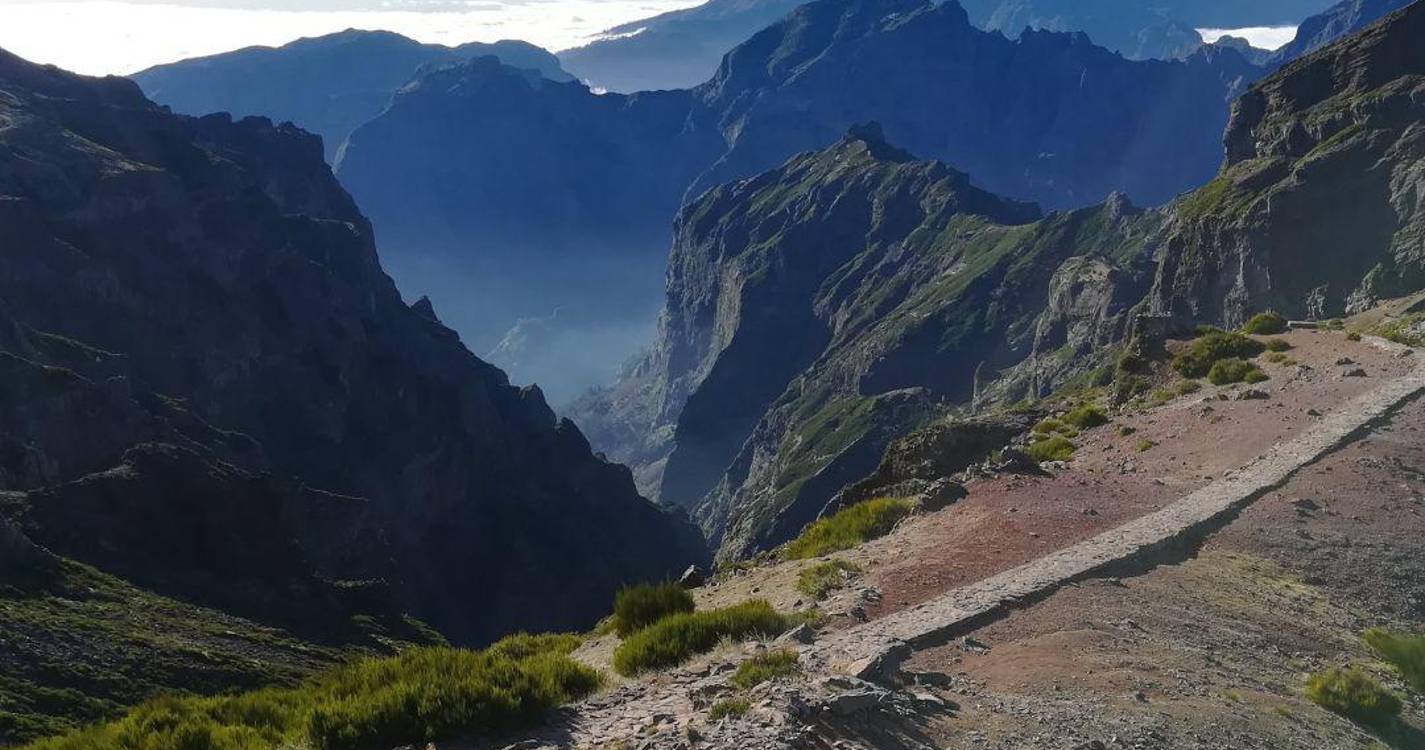 Mau tempo fecha percursos pedestres e estrada entre Eira do Serrado e Pico do Areeiro