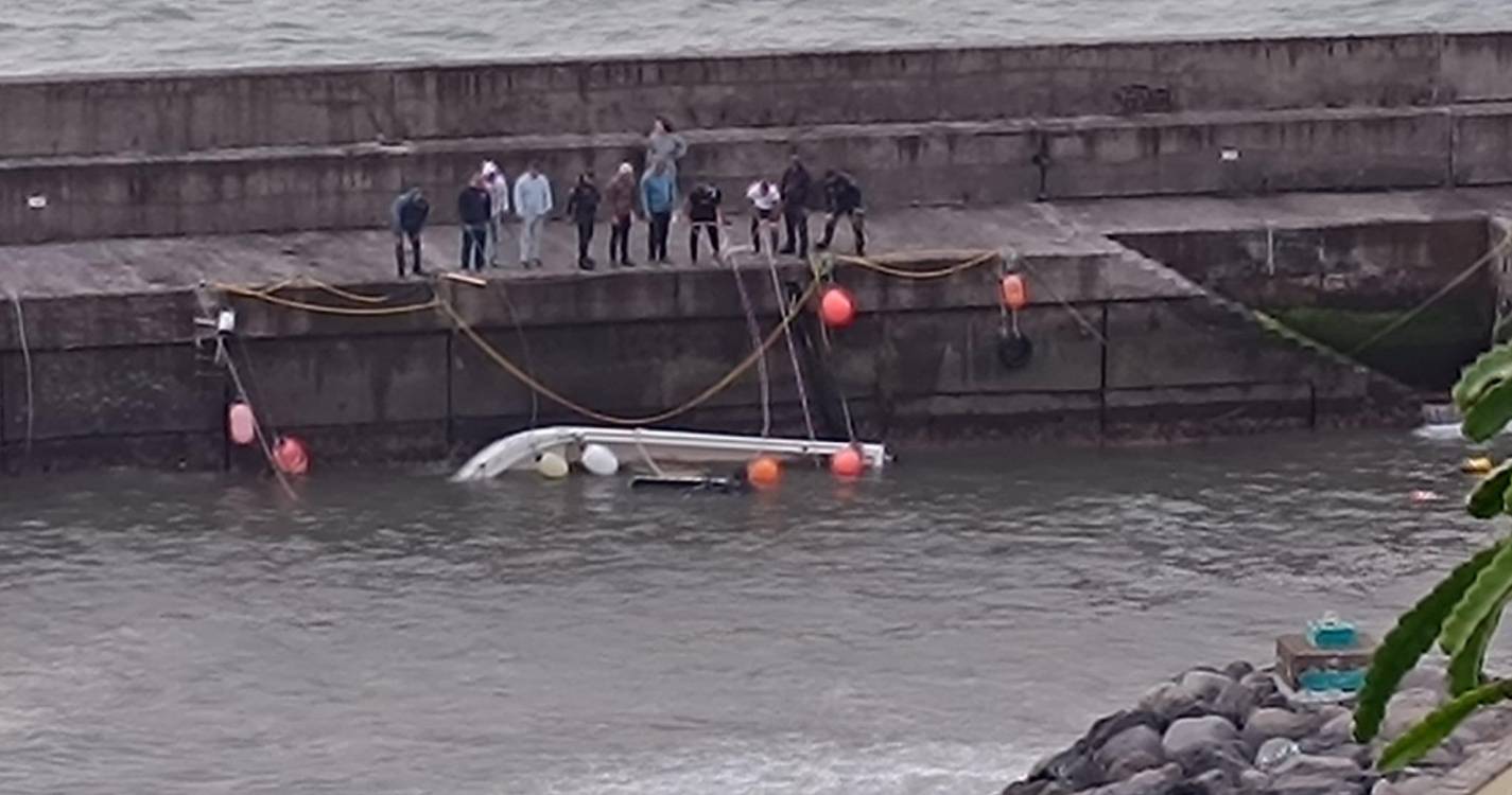 Embarcação afunda em Santa Cruz