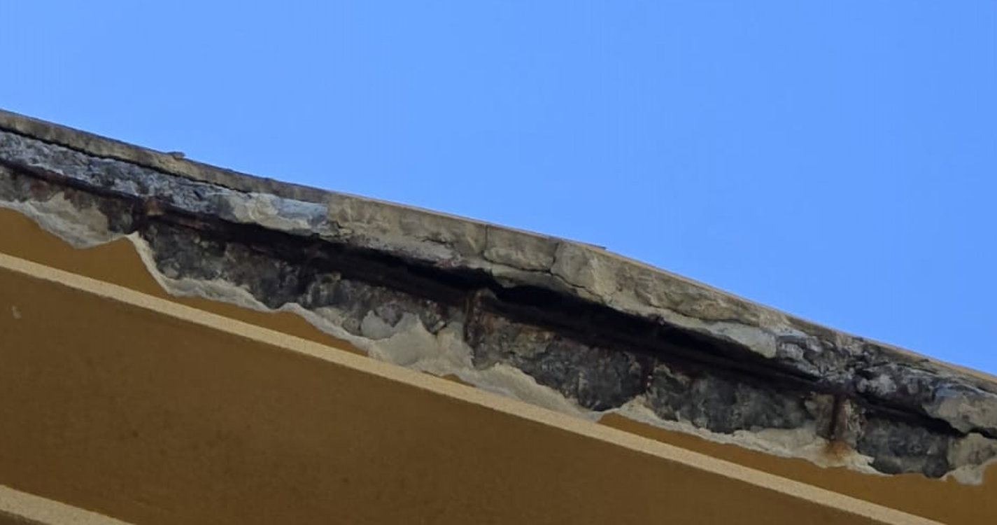 Fachada de prédio na Avenida Arriaga ameaça segurança de moradores e transeuntes