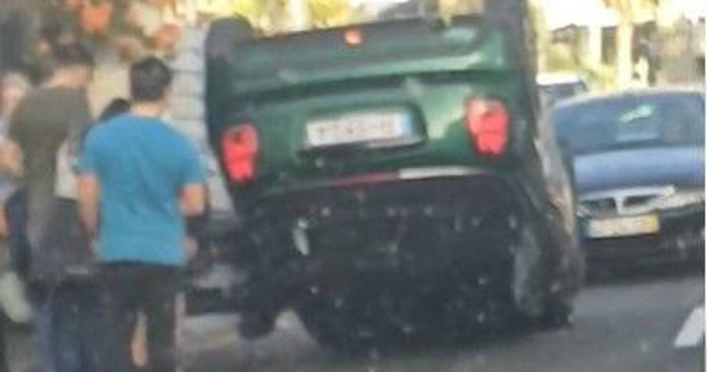 Despiste na Estrada Monumental provoca capotamento e deixa condutora ferida