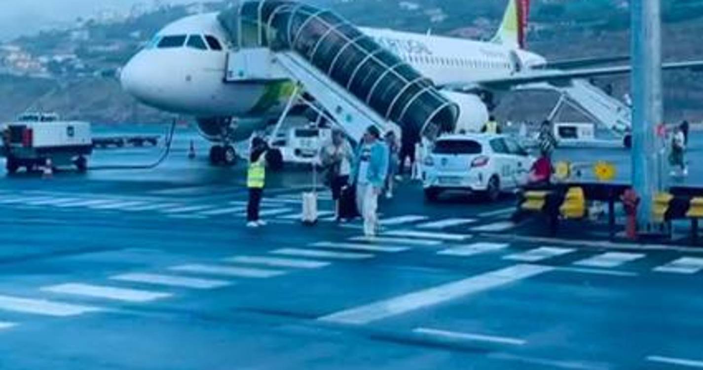 Passageiros ‘obrigados’ a apanhar chuva queixam-se de ausência de transporte