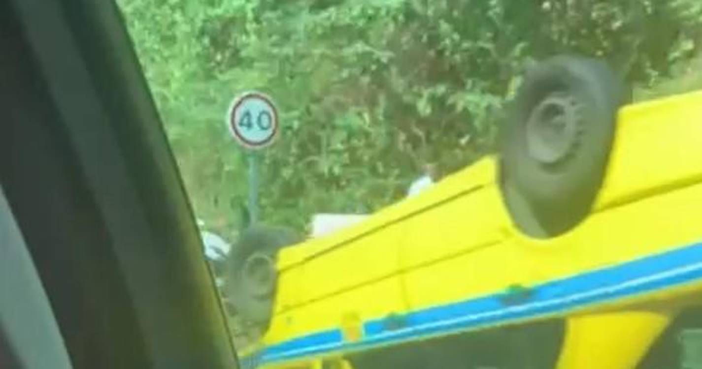 Táxi capotou em São Vicente (com vídeo)