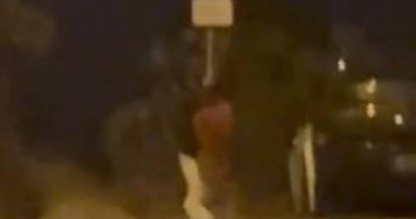 Testemunhas garantem que jovens afinal estavam a endireitar o poste