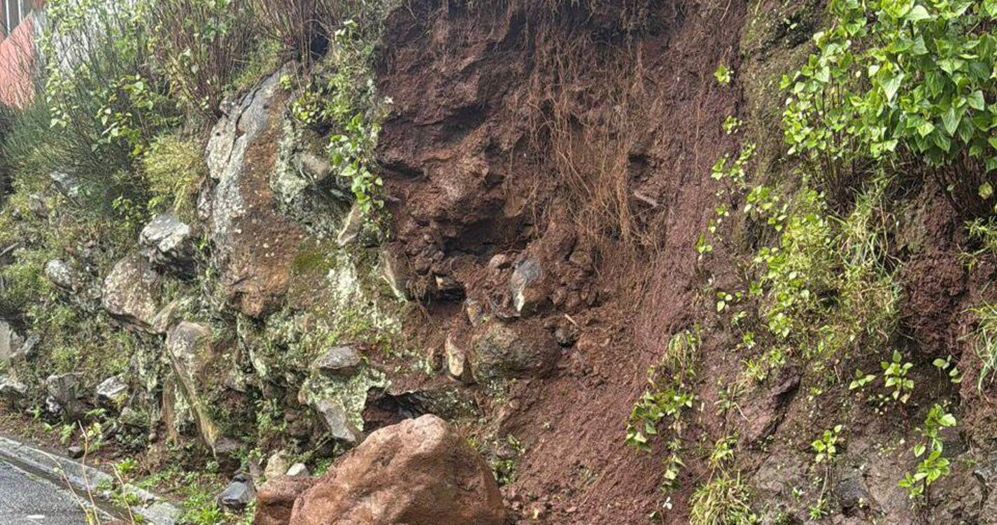 Pequena derrocada atingiu parte de viatura no Ribeiro Serrão