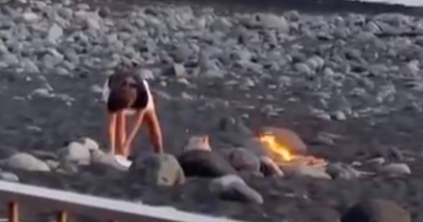 Fogueira feita por turistas na Praia Formosa motiva queixas (com vídeo)