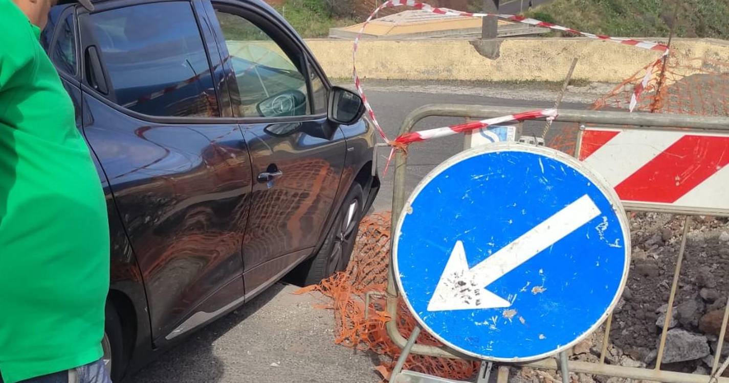 Carro cai num buraco no Caniço