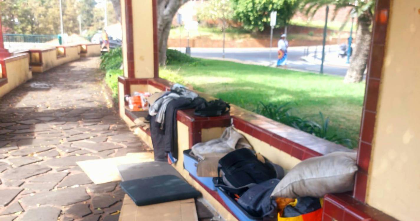 Alegado consumo de estupefacientes em plena luz do dia preocupa transeuntes e turistas