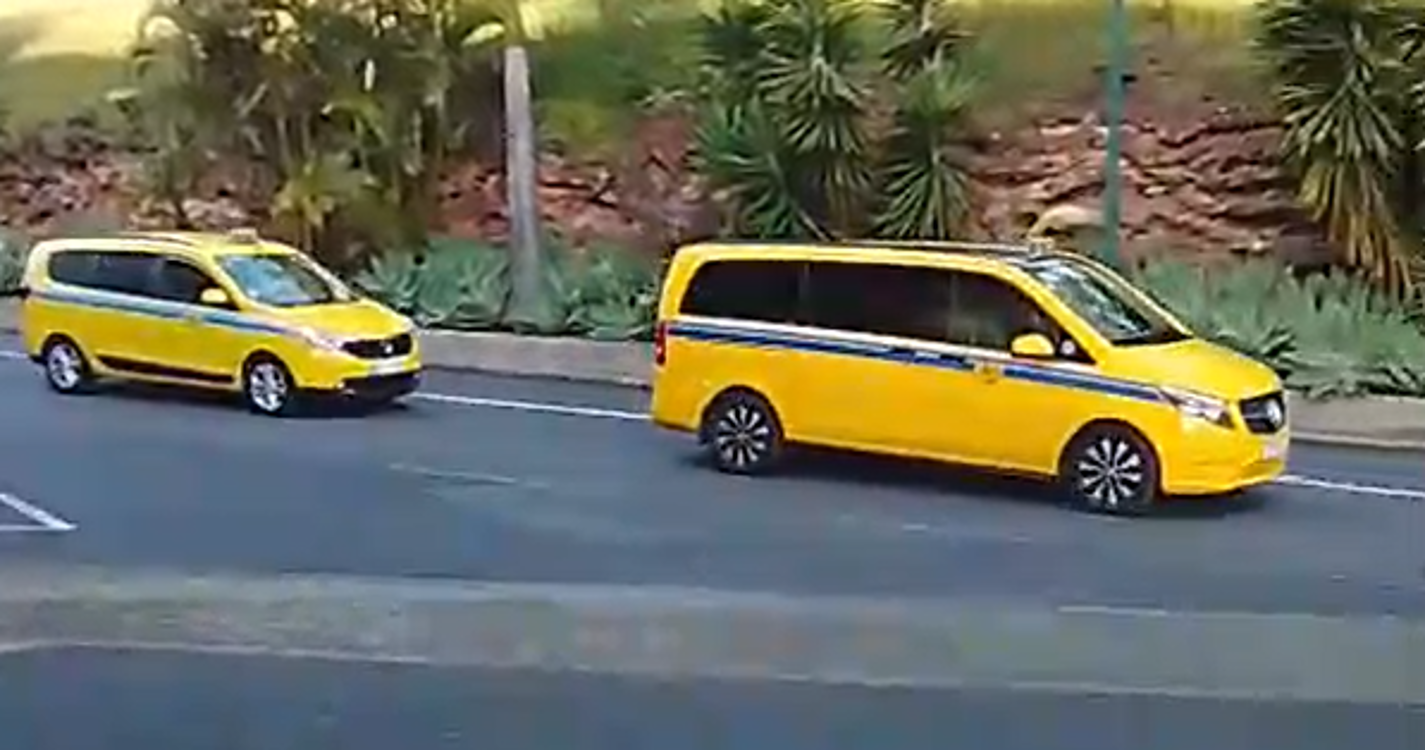 Veja o vídeo da manifestação de táxis na Estrada Monumental