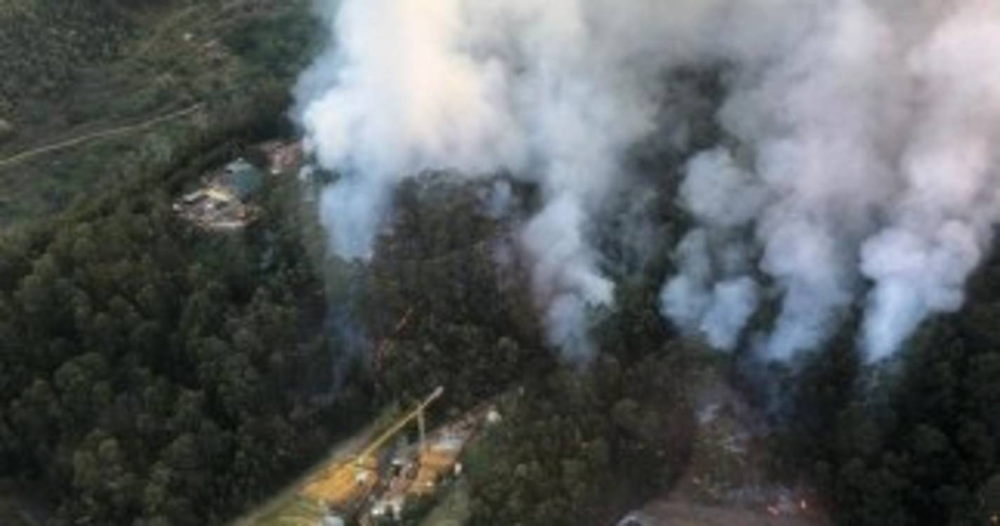 Helicóptero está a reabastecer para avançar para o flanco esquerdo do incêndio (com fotos)