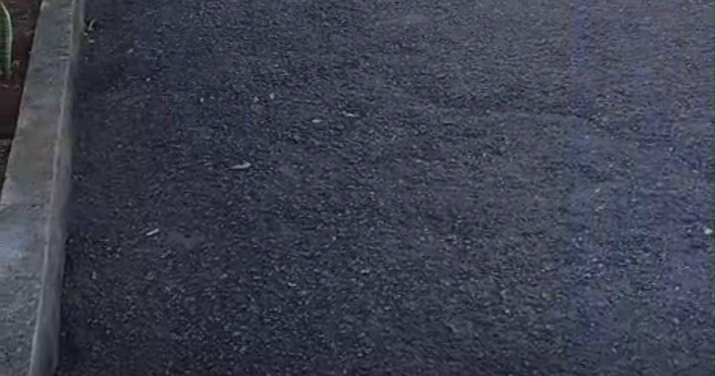 Carro destravou-se e provocou estragos em São Jorge durante a madrugada