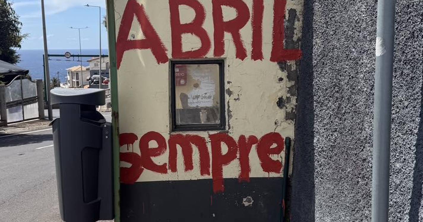 Câmara de Santa Cruz denuncia vandalismo em paragens de autocarros do concelho