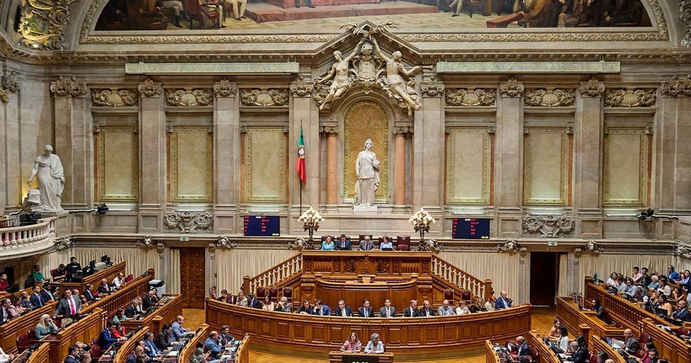 Parlamento chumba novas regras para empresas comunicarem contratações