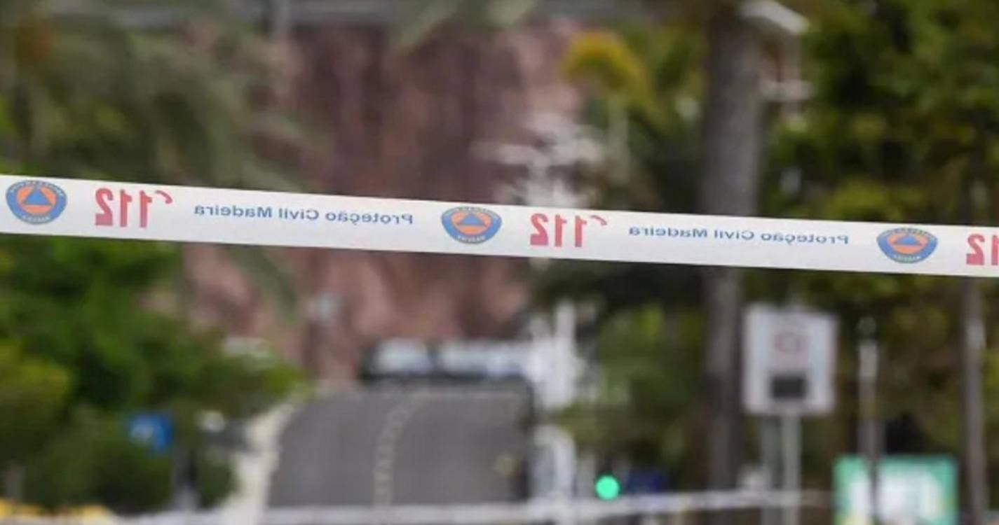 Condutores ignoram sinalização e retiram barreiras em áreas com risco de derrocada