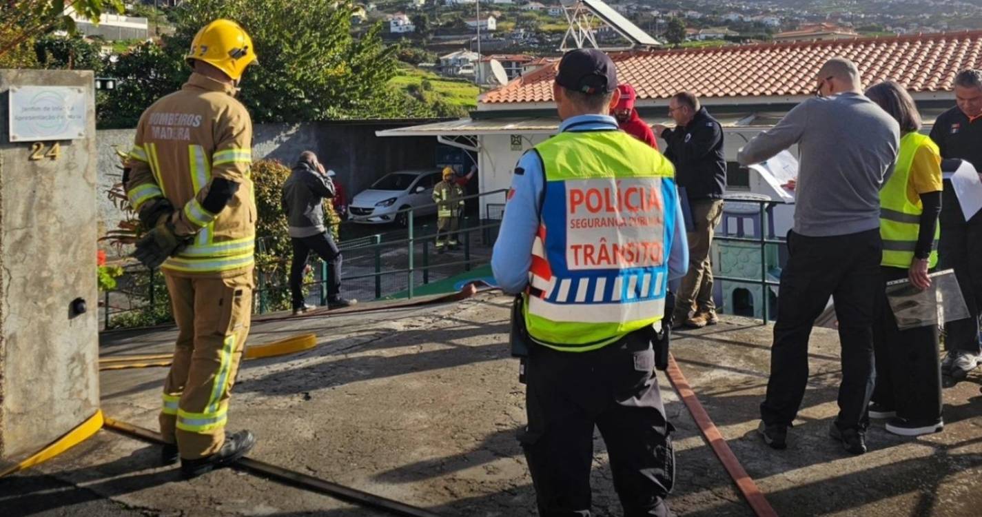 Agentes de proteção civil realizaram simulacro numa escola da Calheta