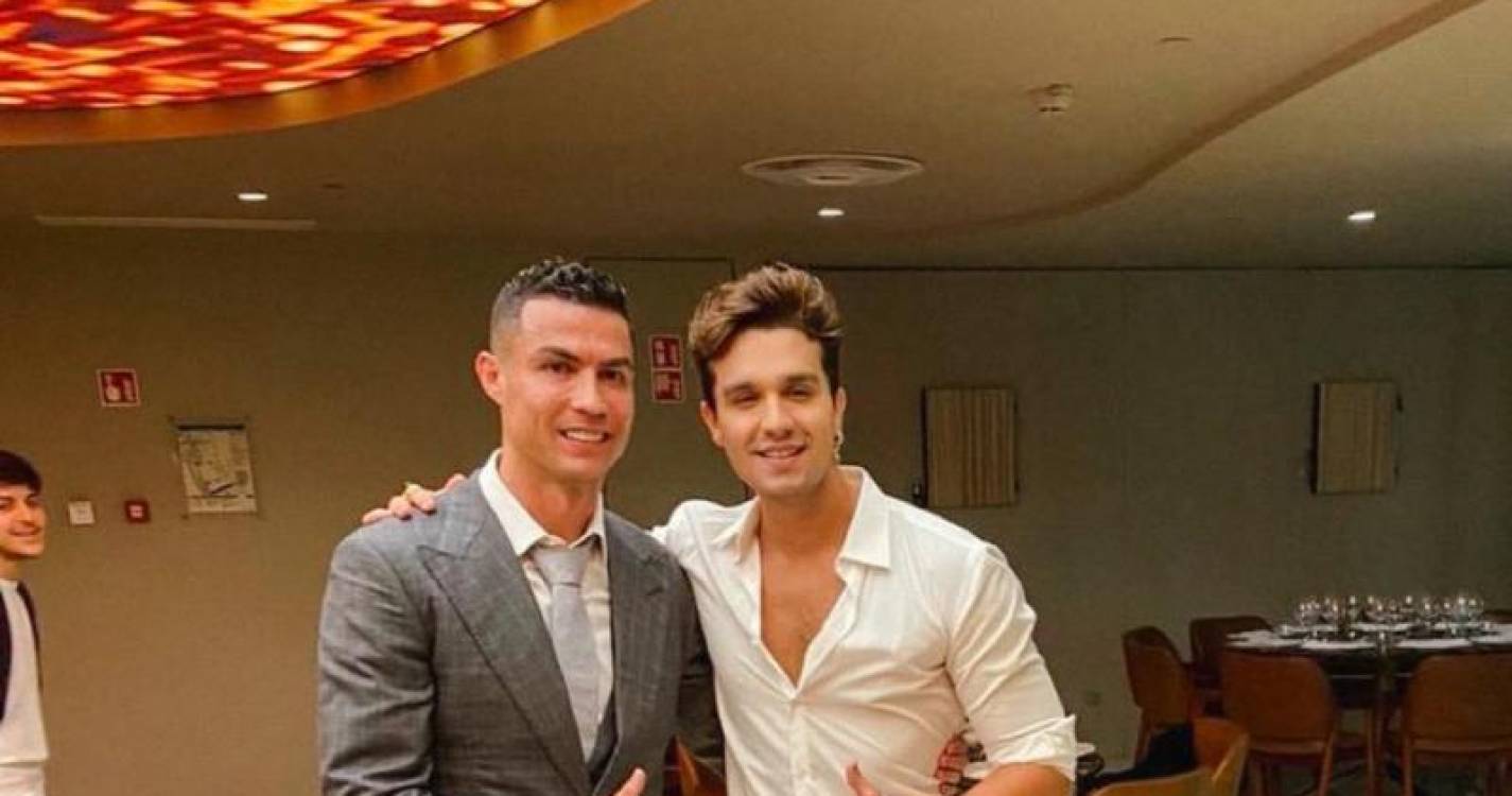 Ronaldo oferece relógio de luxo a Luan Santana [com vídeo]