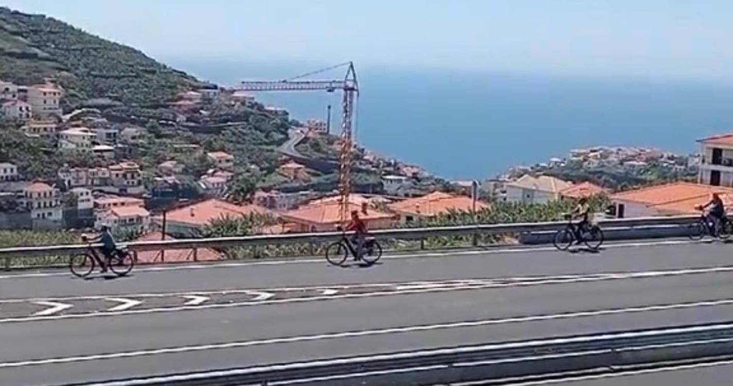 Ciclistas a circular na via rápida geram indignação nas redes sociais