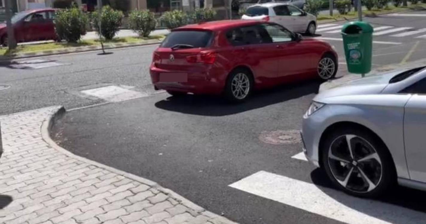 Carro estacionado à saída do Burger King bloqueia trânsito (com vídeo)