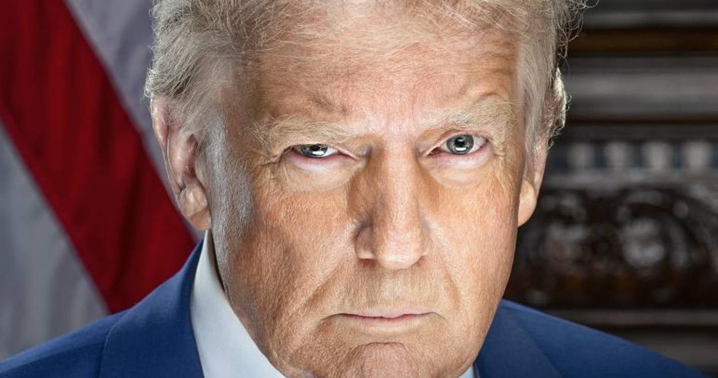Trump divulga retrato oficial como presidente semelhante à foto tirada na cadeia