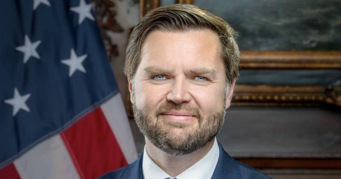 Trump divulga retrato oficial como presidente semelhante à foto tirada na cadeia